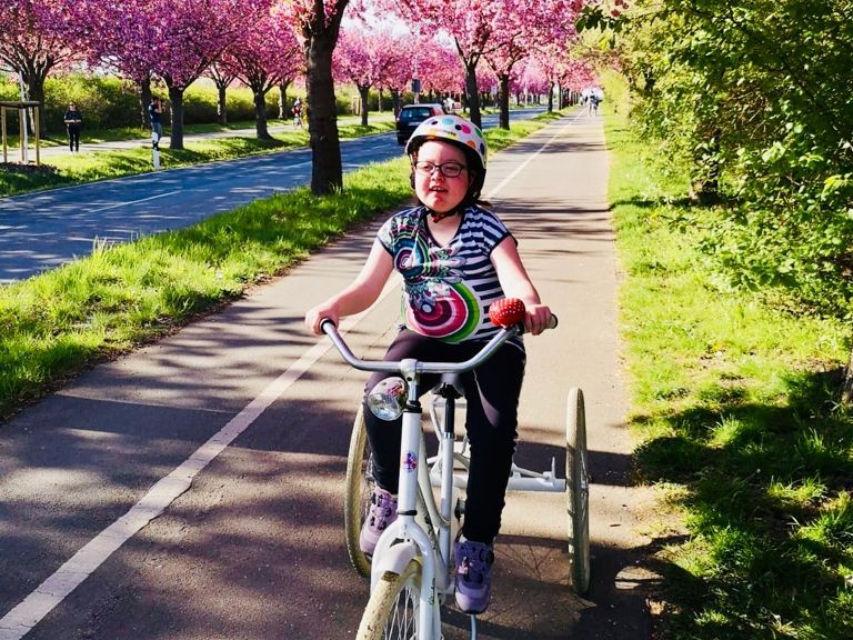Als Luisa vier Jahre alt war, erhielt die junge Familie die Diagnose: Morbus Niemann-Pick Typ C. Fahrradfahren geht nur noch auf drei Rädern, aber unabhängig sein ist für Luisa nach wie vor die schönste Sache der Welt. (Foto: Jana Krossing)